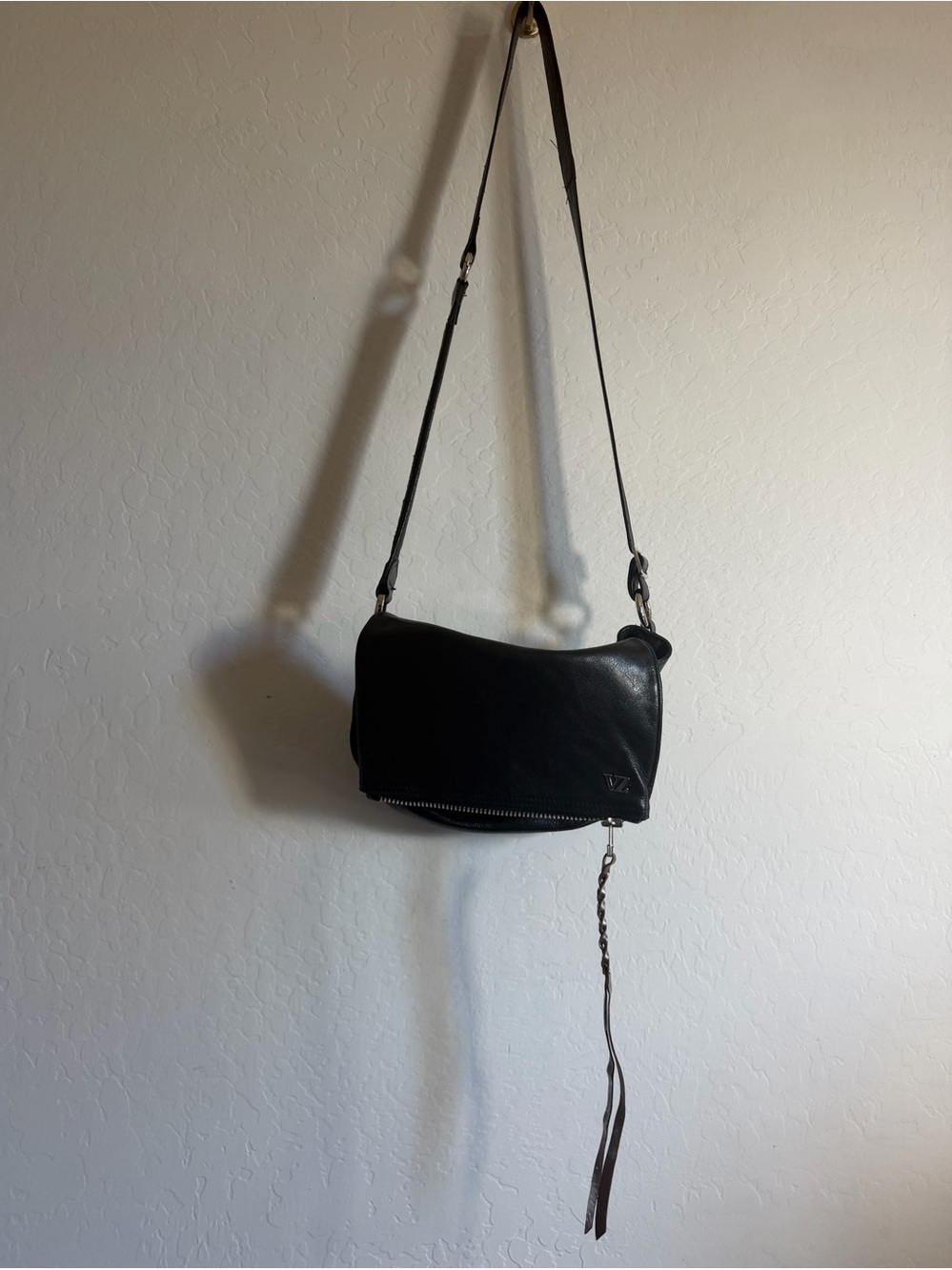 Vélez Black Leather Foldover Crossbody Bag Zipper Trim Colombian Leather
